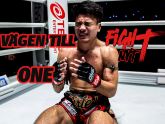 Jaosuayai Mor Krungthepthonburi sitter i ringen efter match i ONE Championship, med texten Vägen till ONE och Fightnytt-logga