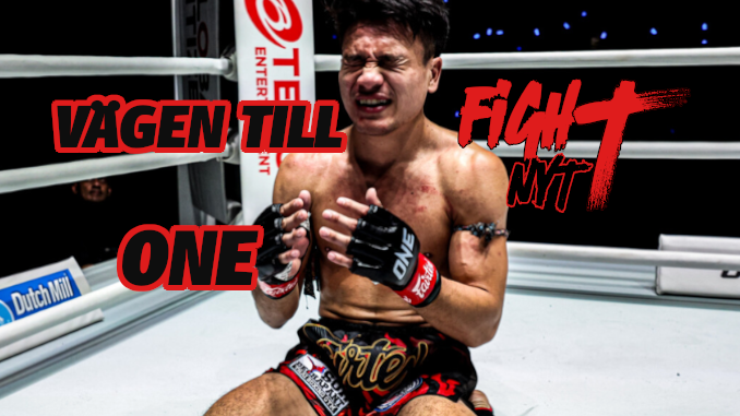 Jaosuayai Mor Krungthepthonburi sitter i ringen efter match i ONE Championship, med texten Vägen till ONE och Fightnytt-logga