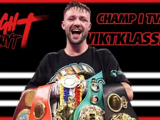 Josh Taylor ler med flera världsmästarbälten över axlarna – texten “CHAMP I TVÅ VIKTKLASSER?” och “FightNytt” syns i rött och svart.